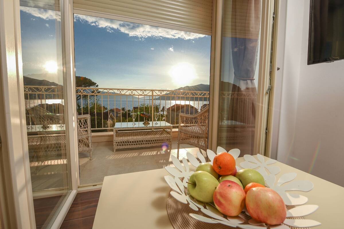 Comfort Apartment, Sea View | In-room safe, individually decorated, individually furnished, desk