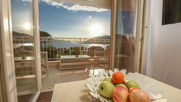 Comfort Apartment, Sea View | In-room safe, individually decorated, individually furnished, desk