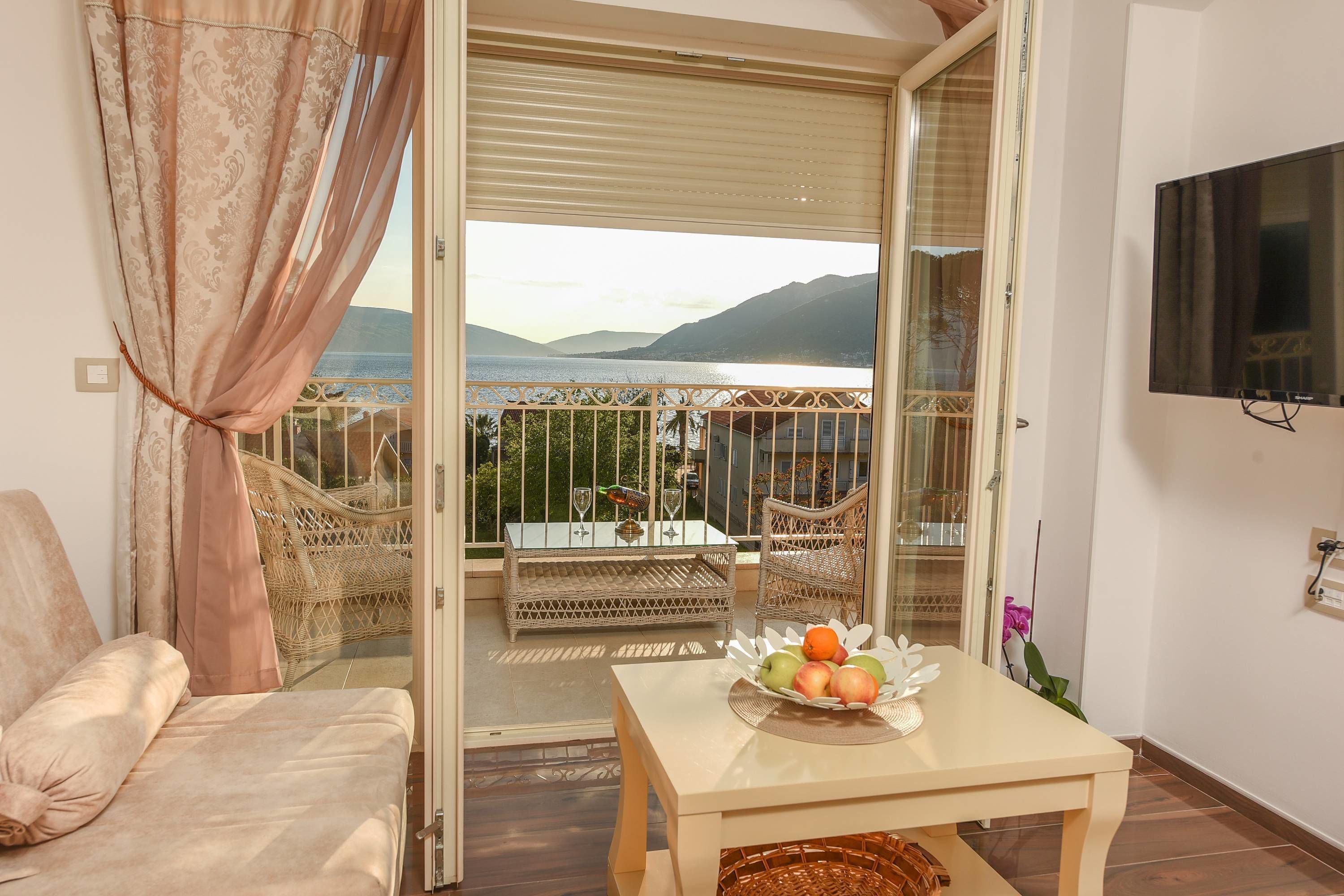 Comfort Apartment, Sea View | In-room safe, individually decorated, individually furnished, desk