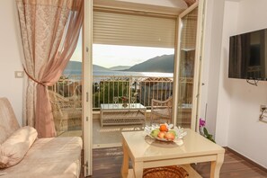 컴포트 아파트, 바다 전망 | 객실 내 금고, 각각 다른 스타일의 인테리어, 각각 다르게 가구 비치, 책상