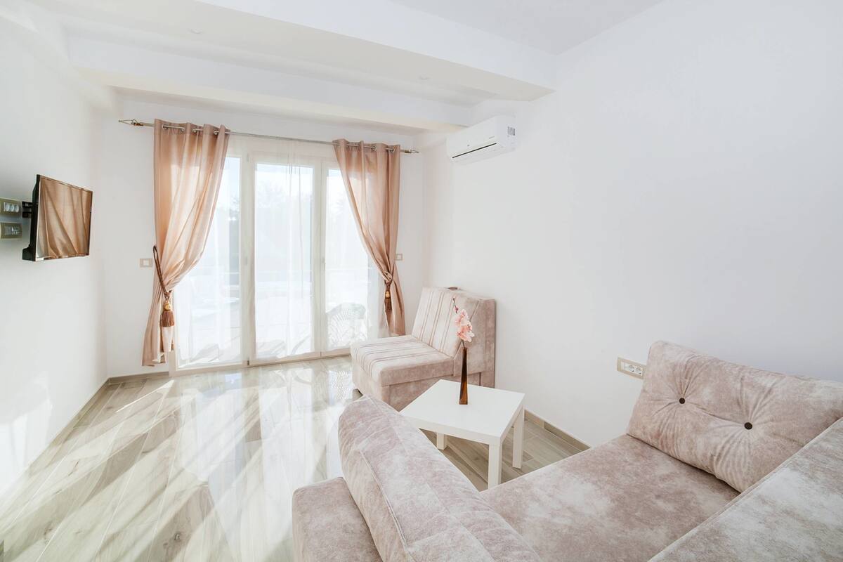 Basic Studio, Mountain View | Living area | LCD TV