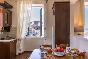 Appartement, 2 chambres, vue mer | Cuisine privée | Grand réfrigérateur, four, plaque de cuisson, cafetière/bouilloire