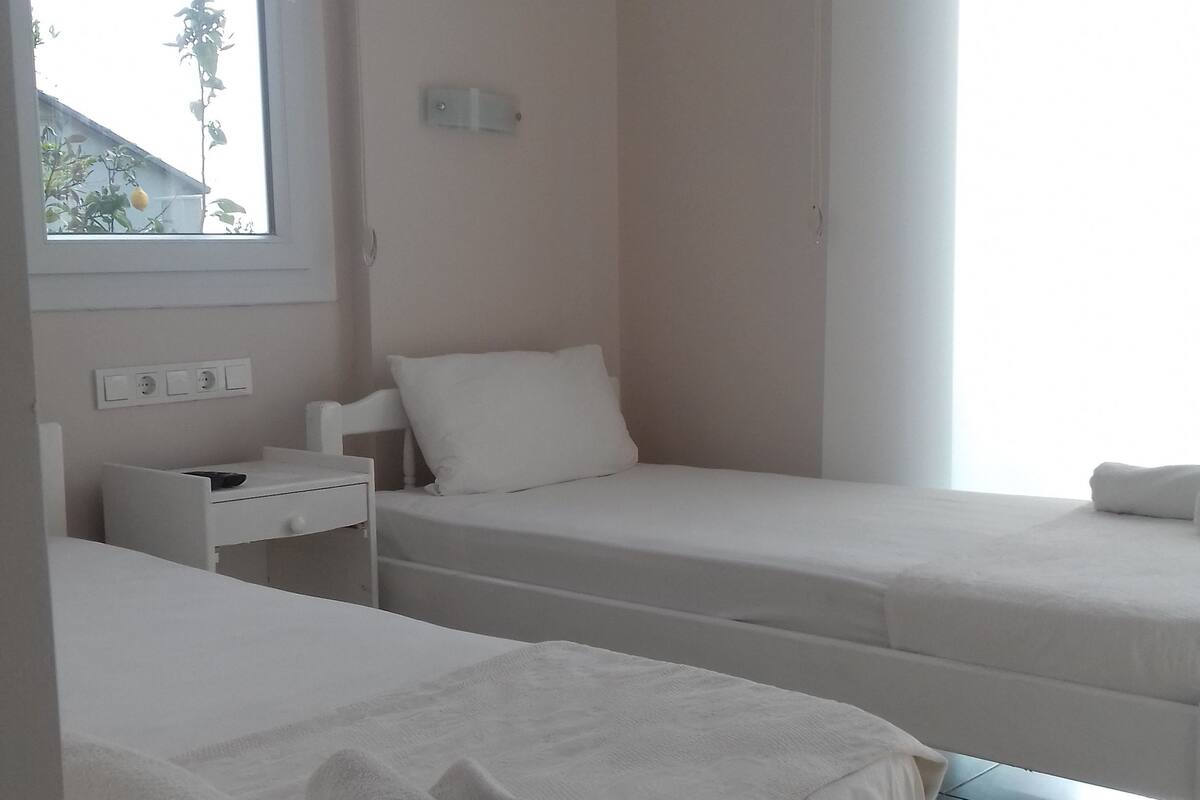 Standard Quadruple Room, Multiple Beds, Courtyard View