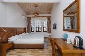Habitación estándar con 1 cama matrimonial o 2 individuales, vista a la ciudad | Minibar, caja de seguridad en la habitación y decoración personalizada 