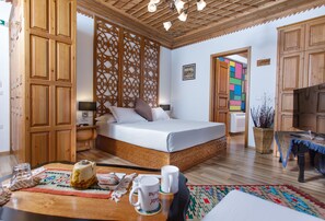 Deluxe-Suite, Stadtblick | Minibar, Zimmersafe, individuell dekoriert, individuell eingerichtet