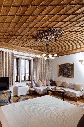 Minibar, in-room safe, individually decorated, individually furnished - Hotel Kodra (Gjirokastër)