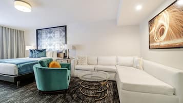 Rom – junior, 1 kingsize-seng med sovesofa, privat bad (Self check-in) | Oppholdsområde | En 55-tommers smart-TV med digitale kanaler samt TV