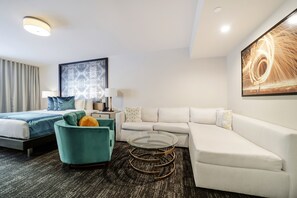 Phòng Junior, 1 giường cỡ king và sofa giường, phòng tắm riêng (Self check-in) | Khu phòng khách | Smart TV 55-inch có truyền hình kỹ thuật số, TV 