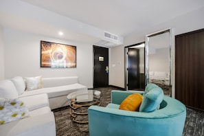 Chambre Junior, 1 très grand lit et 1 canapé-lit, salle de bains privée (Self check-in) | Coin séjour | TV connectée de 55 pouces avec chaînes numériques, télévision