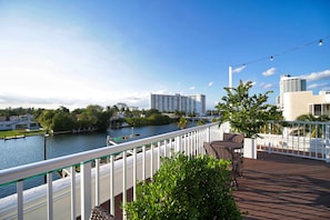 Outdoor dining - Venezia hotel by At Mine Hospitality (Miami Beach)