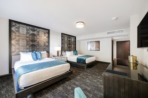 Chambre Double Standard, 2 grands lits, salle de bains privée (Self check-in) | Surmatelas, coffres-forts dans les chambres, bureau