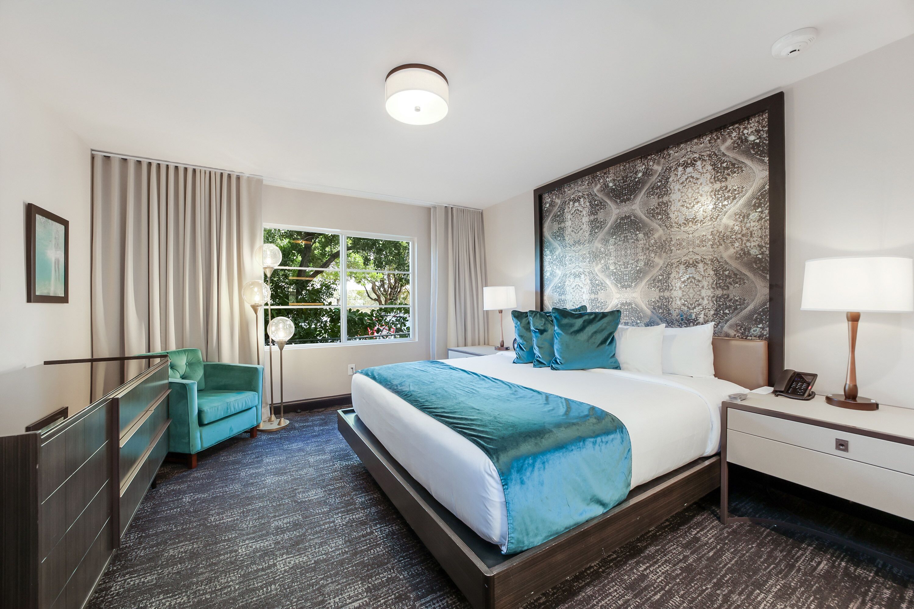 Rom – standard, 1 kingsize-seng, privat bad (Self check-in) | Senger med overmadrass, safe på rommet og skrivebord