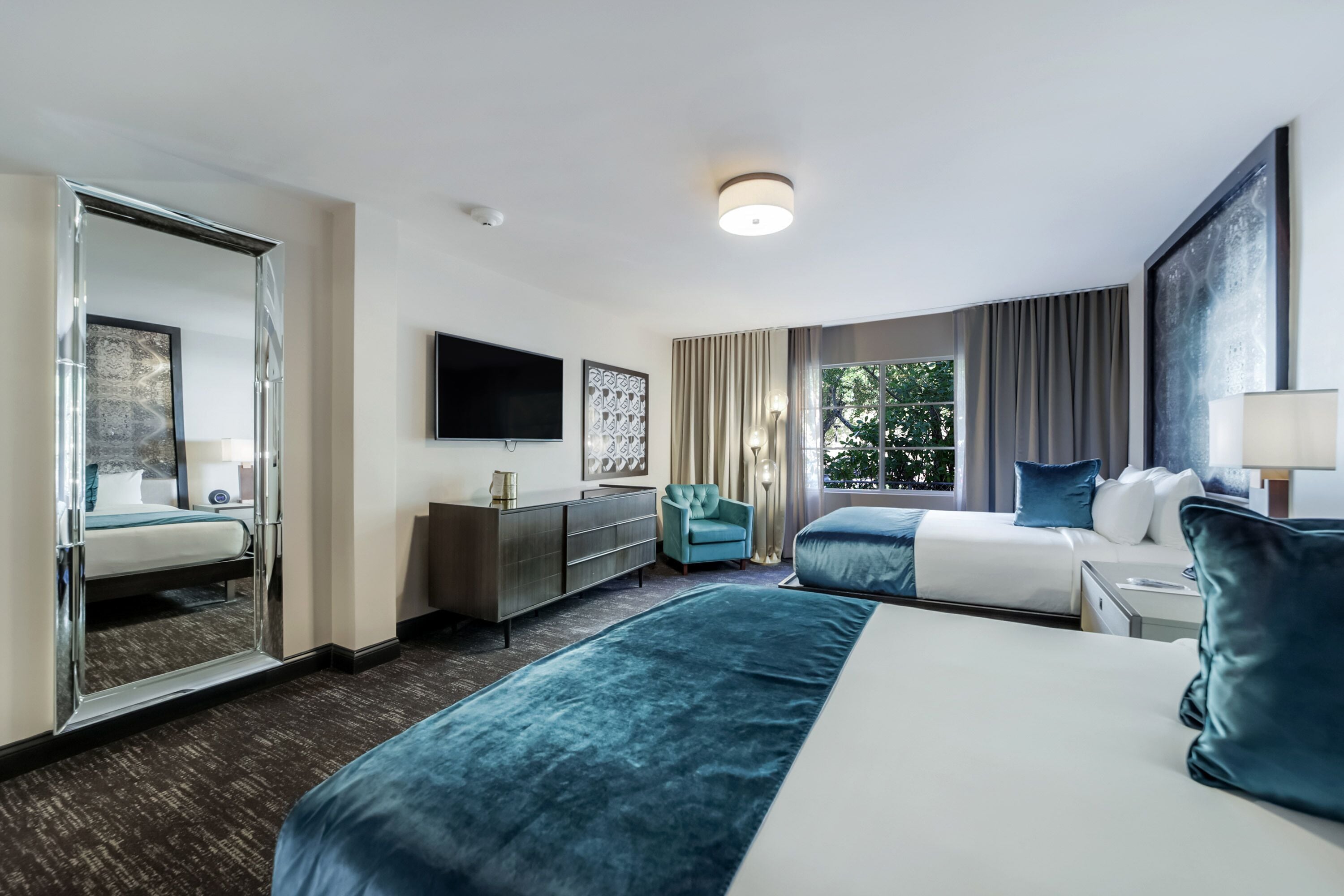 ห้องสแตนดาร์ดดับเบิล, เตียงควีนไซส์ 2 เตียง, ห้องน้ำส่วนตัว (Self check-in) | เตียงพร้อมฟูกเสริมที่นอน, ตู้นิรภัยในห้องพัก, โต๊ะทำงาน