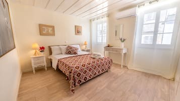 Departamento, 2 habitaciones | Tabla de planchar con plancha, wifi gratis y ropa de cama