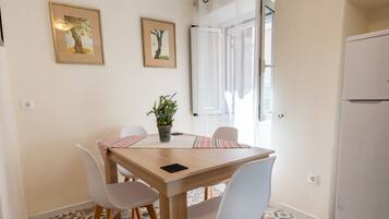 Leilighet, 2 soverom | Spiseområde på rommet