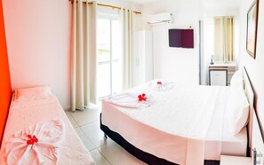 Doppelzimmer, Balkon, eingeschränkter Meerblick (Deluxe) | Minibar, Schreibtisch, laptopgeeigneter Arbeitsplatz