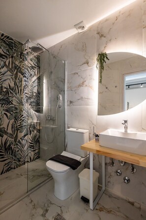 Apartment, 2 Bedrooms, Sea View | Bathroom | Shower, free toiletries, hair dryer, towels