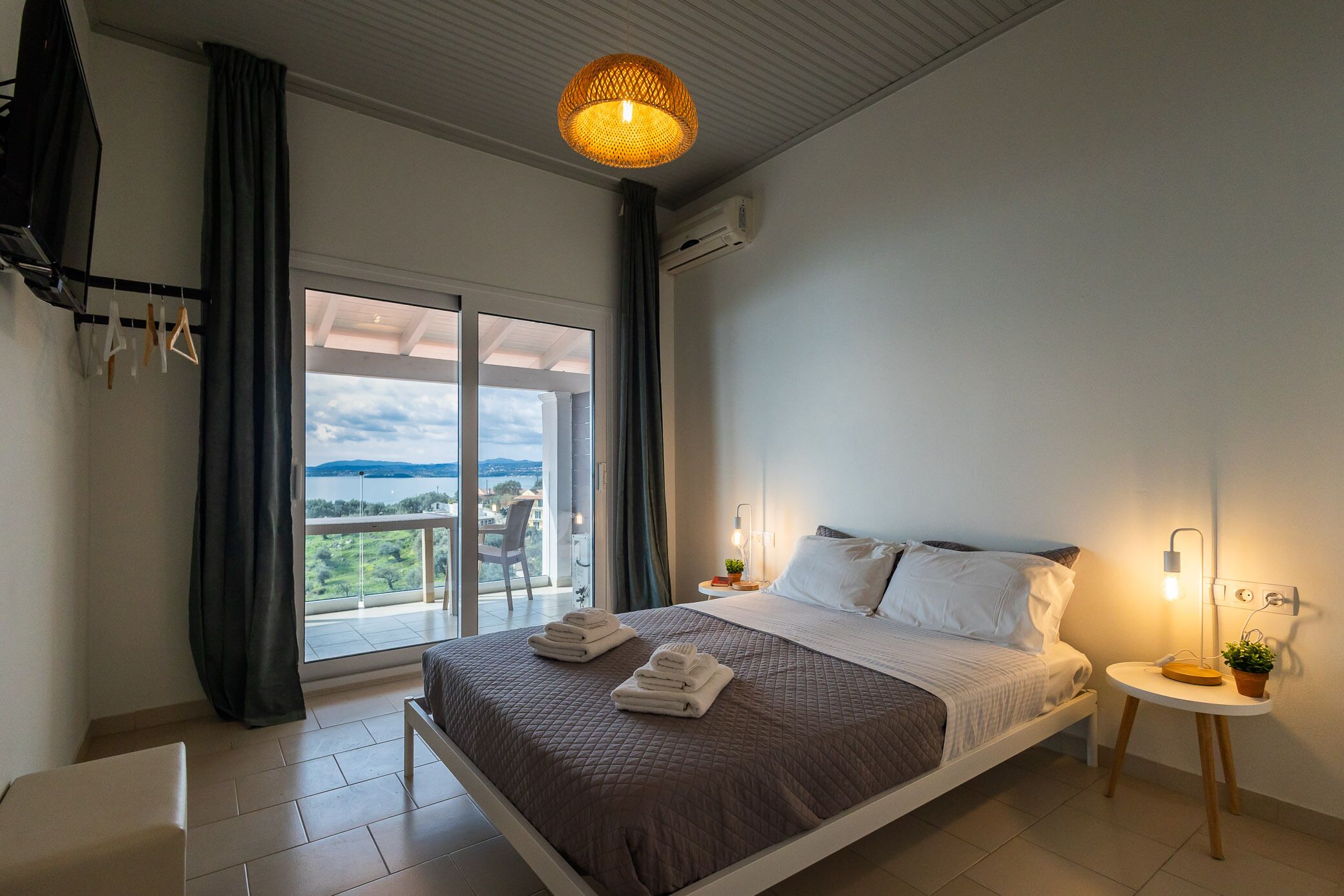 Appartamento, 2 camere da letto, vista mare | 2 camere, ferro/asse da stiro, Wi-Fi gratuito, lenzuola