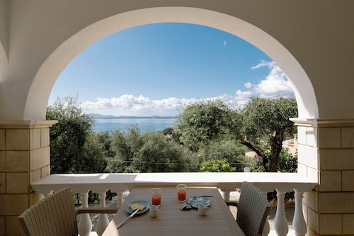 Vallia's Seaview & Stylish Apartments by Konnect, Nisaki