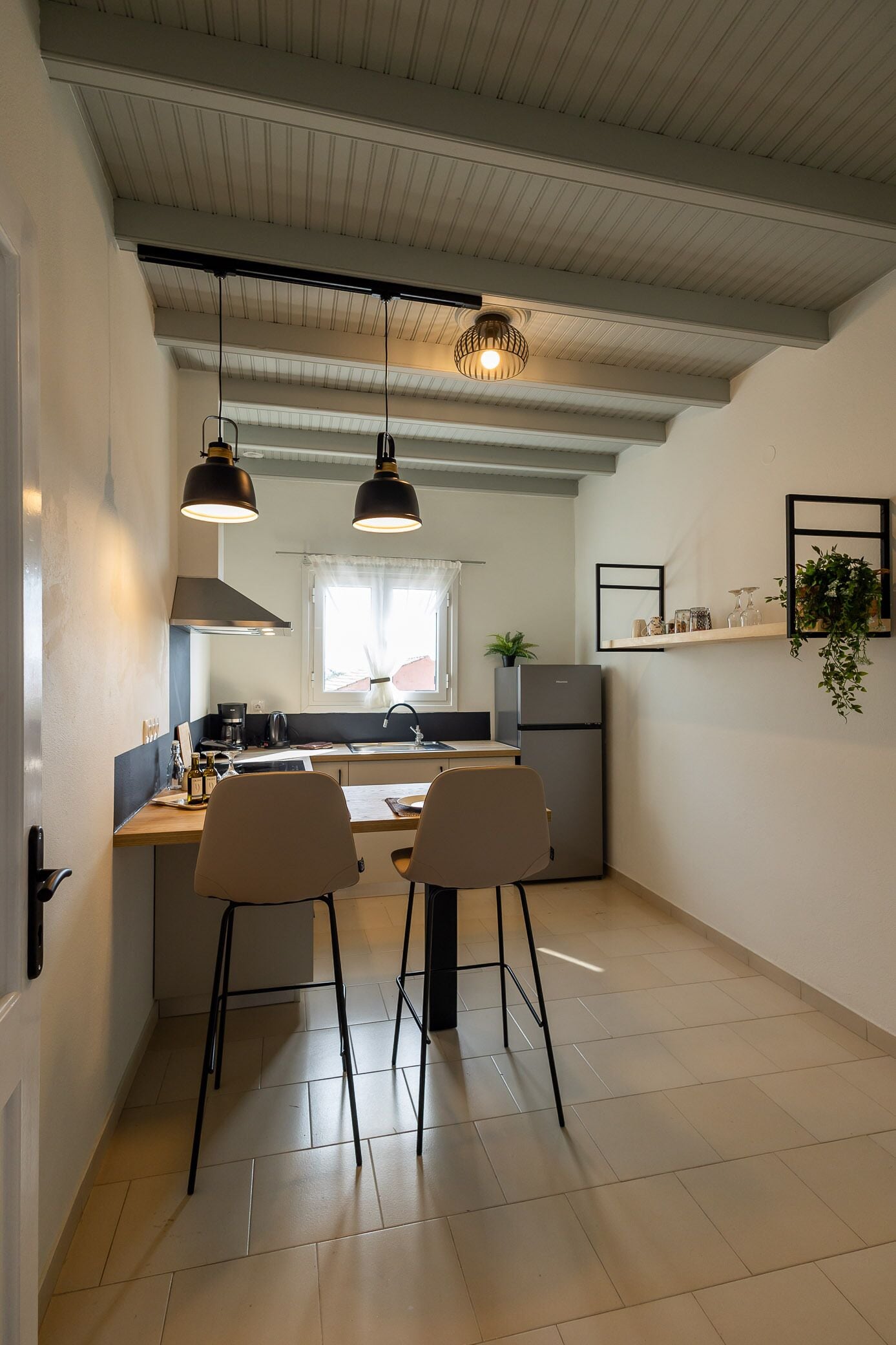 Refrigerador con freezer, placa de cocina, cafetera expreso