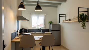 Refrigerador con freezer, placa de cocina, cafetera expreso