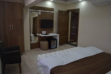 Suite | Minibar, blackout drapes, free WiFi, bed sheets. Divrigi Kosk Hotel