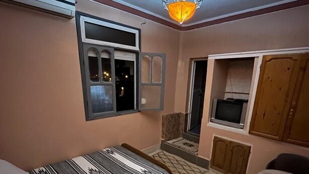 Habitación doble Deluxe | Espacio para trabajar con laptop y tabla de planchar con plancha