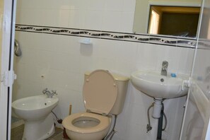 Een douche, gratis toiletartikelen, handdoeken, zeep