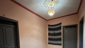 Espacio para trabajar con laptop y tabla de planchar con plancha