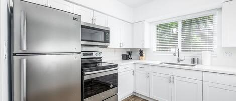 Réfrigérateur, micro-ondes, plaque de cuisson, cafetière/bouilloire