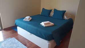 Leilighet, 1 soverom, terrasse, havutsikt | 1 soverom, strykejern/-brett, wi-fi (inkludert) og sengetøy