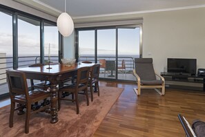 Apartment, 1 Bedroom, Terrace, Ocean View | In-room dining