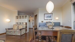 Leilighet, 1 soverom, terrasse, havutsikt | Oppholdsområde | Flatskjerm-TV