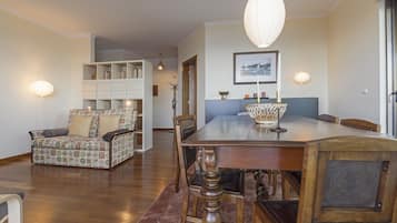 Apartment, 1 Schlafzimmer, Terrasse, Meerblick | Wohnbereich | Flachbildfernseher