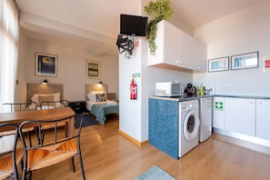 Apartment, 1 Schlafzimmer, Terrasse, Meerblick | Essbereich im Zimmer