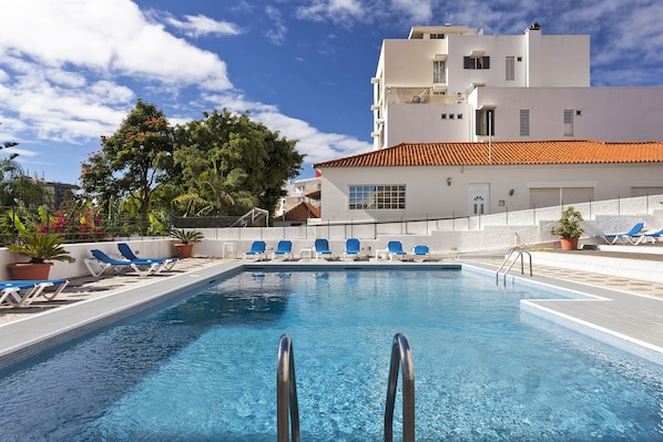 حمّام سباحة خارجي، مقاعد للتشمس