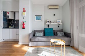 Appartement, 1 chambre, terrasse, vue sur l’océan | Aire de séjour | Téléviseur à écran plat
