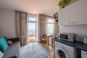 Apartamento, 1 habitación, terraza, vistas al mar | Zona de estar | Una televisión de pantalla plana