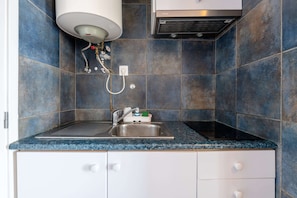 Appartement, 1 chambre, terrasse, vue océan | Cuisine privée | Réfrigérateur, micro-ondes, plaque de cuisson, cafetière/bouilloire