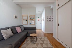 Appartement, 1 slaapkamer, terras, uitzicht op oceaan | Woonruimte | Een flatscreentelevisie