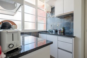 Apartment, 1 Schlafzimmer, Terrasse, Meerblick | Eigene Küche | Kühlschrank, Mikrowelle, Herdplatte, Wasserkocher mit Kaffee-/Teezubehör