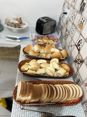 بوفيه فطور مجانًا يوميًا