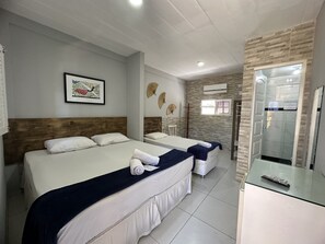 Quarto triplo conforto | Frigobar, individualmente decorados, individualmente mobiliados