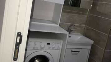 Rideaux occultants, fer et planche Ă repasser, draps fournis