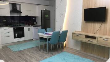 Pimennysverhot, silitysrauta/-lauta, vuodevaatteet, pääsy pyörätuolilla