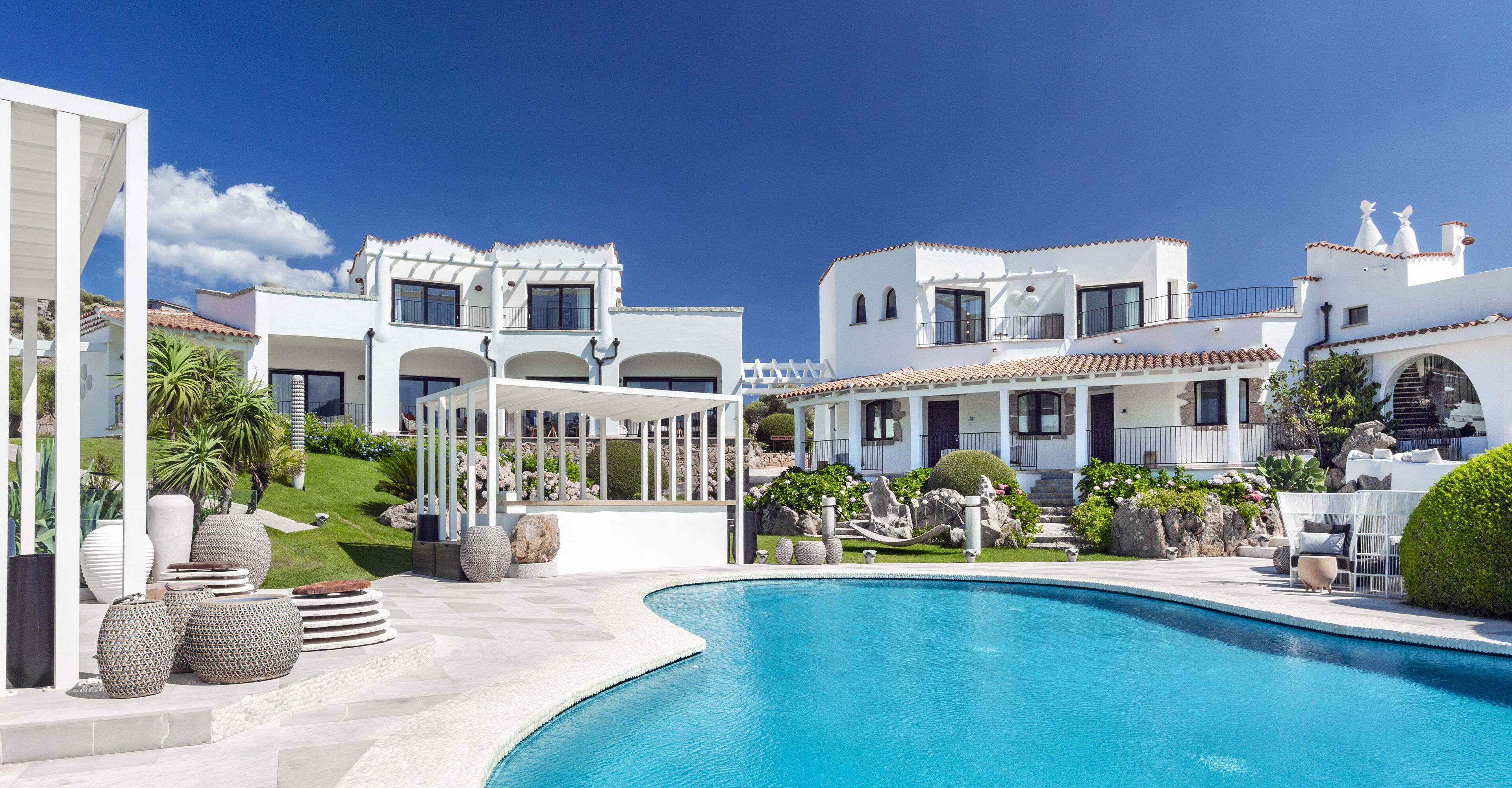 outdoor pool, open 9:00 am to 7:00 pm, free pool cabanas, pool umbrellas