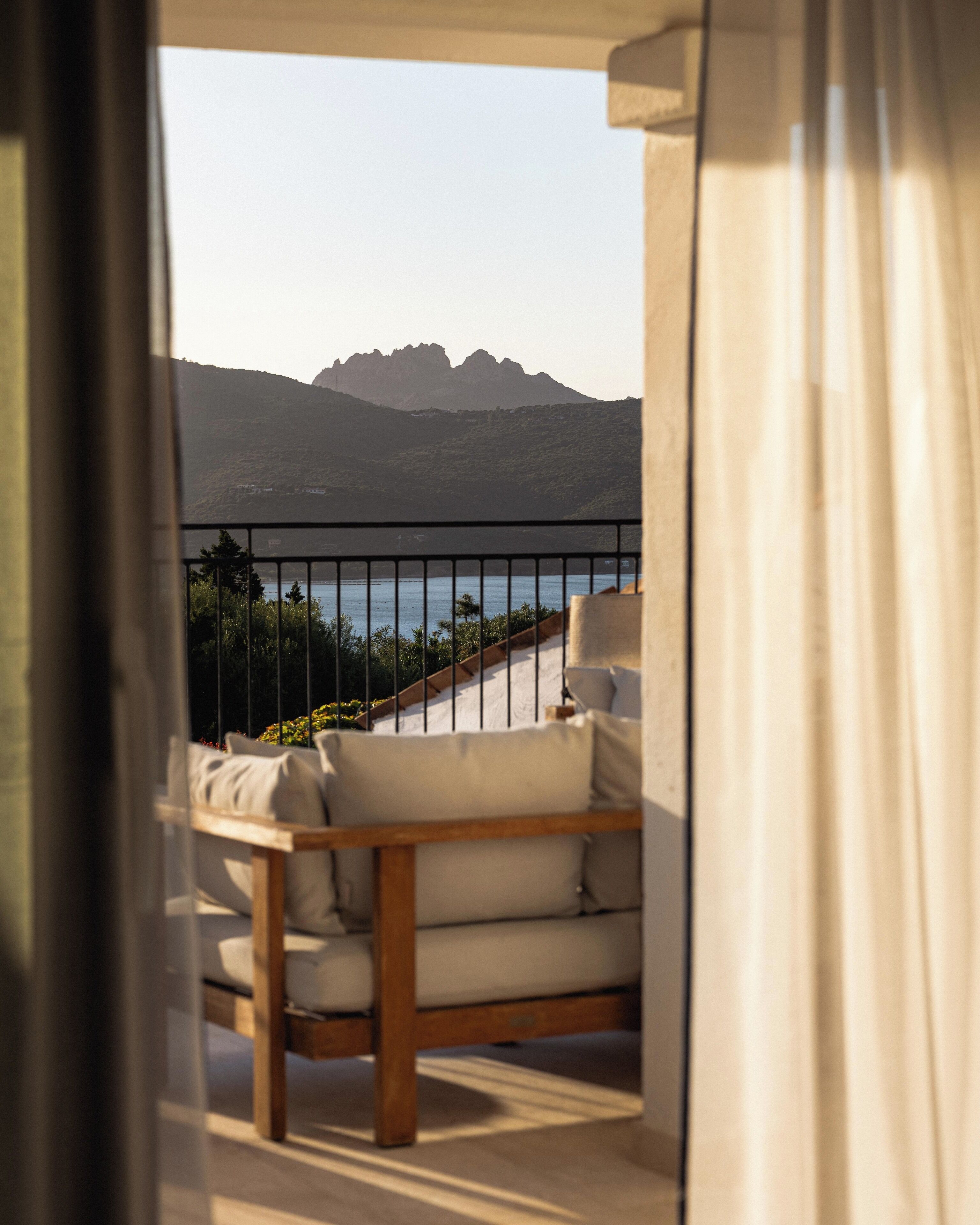 Suite, 1 letto king, vista mare | Biancheria da letto di alta qualità, minibar, una cassaforte in camera