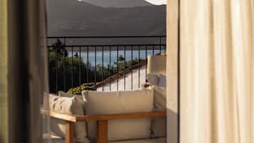 Suite, 1 letto king, vista mare | Biancheria da letto di alta qualità, minibar, una cassaforte in camera