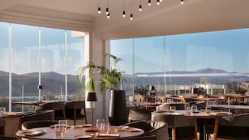 Petit déjeuner, déjeuner et dßner servis sur place, vue sur la piscine