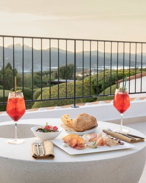 Habitación Deluxe, 1 cama de matrimonio, vistas al mar | Servicio de comidas en la habitación
